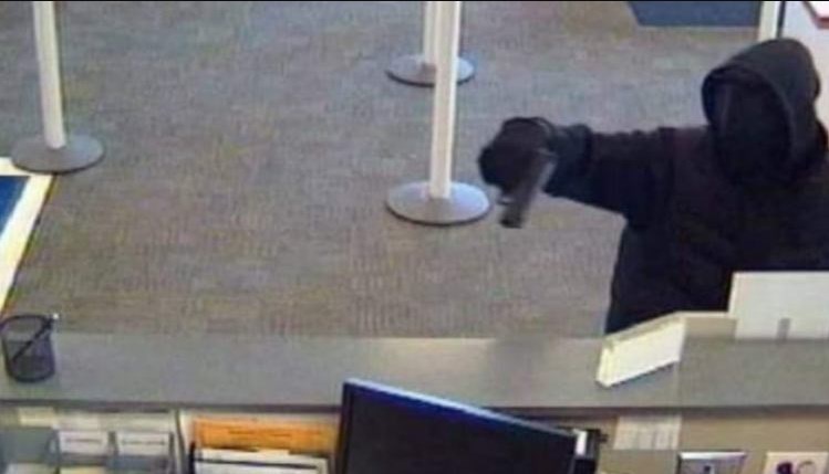 القبض على شخصين حاولا سلب بنك