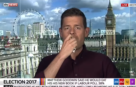 سياسي يلتهم كتابه على الهواء ..