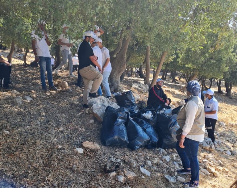 حملة تنظيف في برقش لمتطوعين من