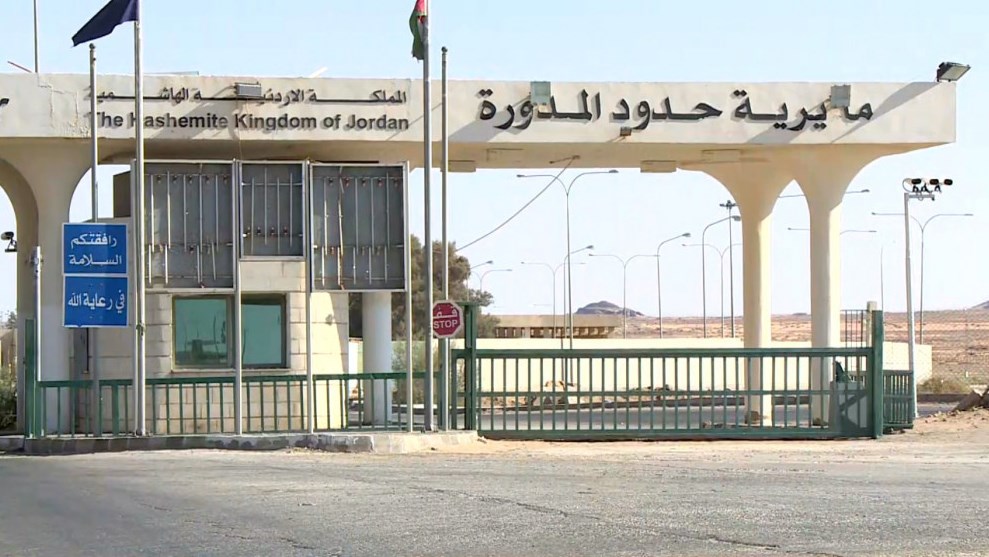 مناشدة بفتح معبري المدورة والدرة أمام