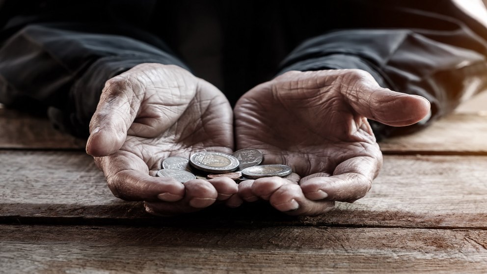 ضبط متسولين أحدهم دخله 1100 دينار