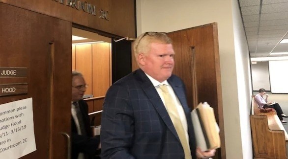 يستأجر قاتلا يطلق عليه الرصاص من