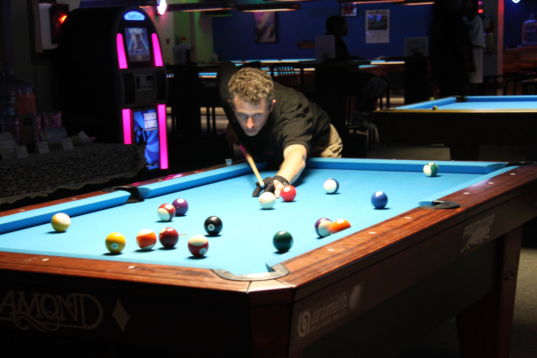 طلبة المدارس في صالات ’البلياردو‘.. ظاهرة