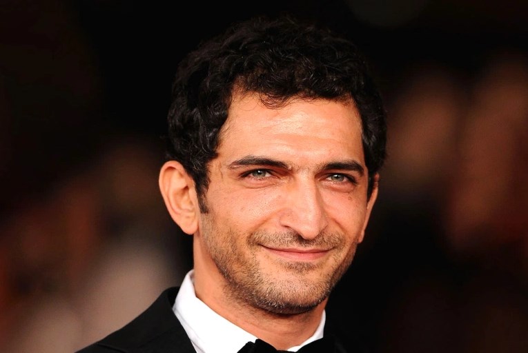 عمرو واكد يقدم (دهاليز) على منصة