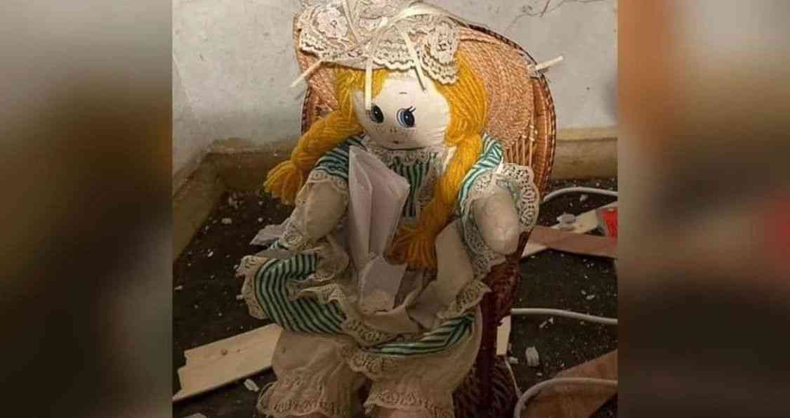 دب الرعب في قلبه.. دمية تهدد