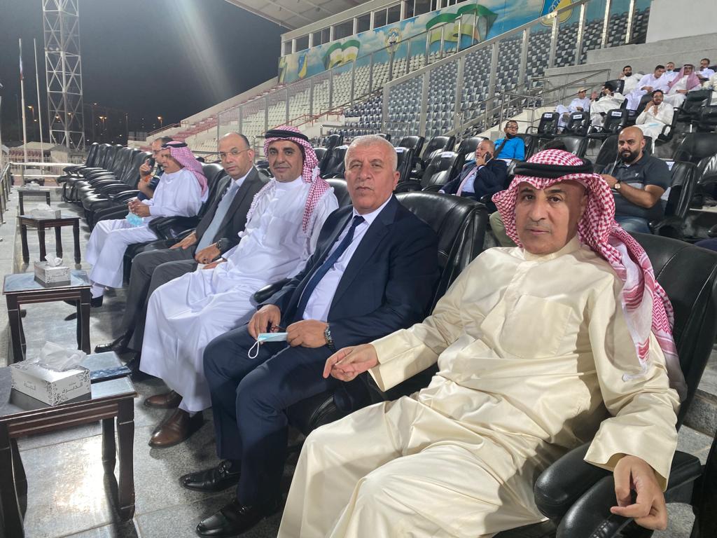 الديحاني يتابع مباراة السلط والكويت (صور)