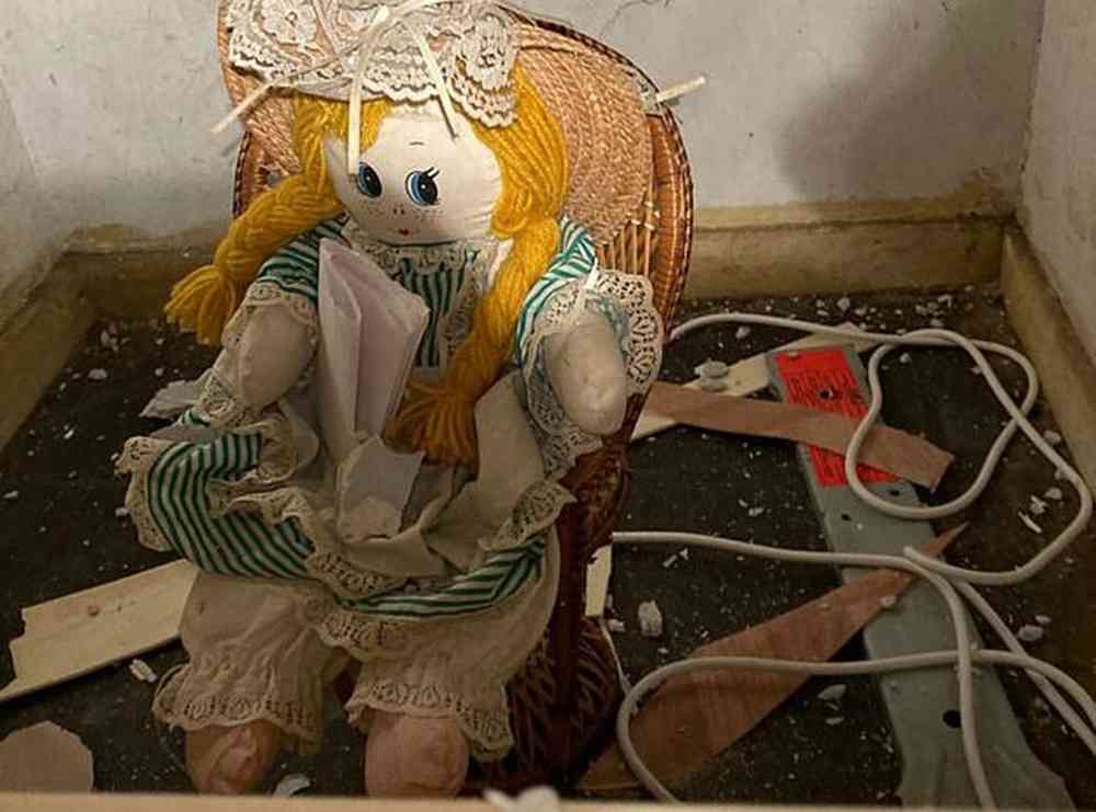 بريطاني يهدم جدار منزله فيجد دمية