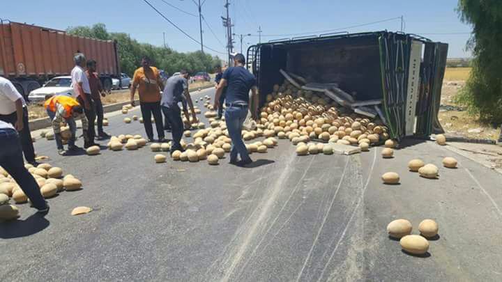 بالصور .. تدهور شاحنة محملة بالشمام