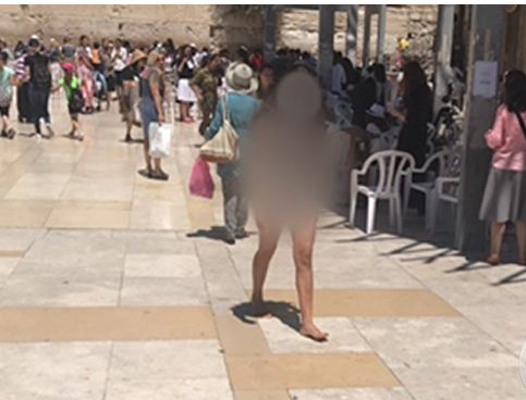 فتاة عارية في ساحة البراق بالقدس