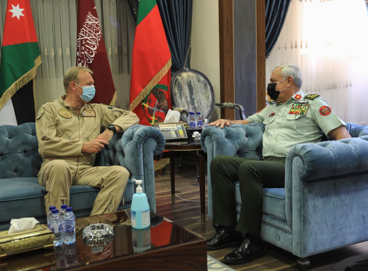 الحنيطي يبحث التعاون العسكري مع هولندا