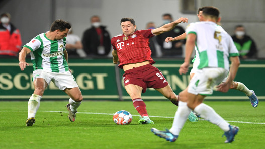 بايرن بعشرة لاعبين يواصل انتصاراته المتتالية