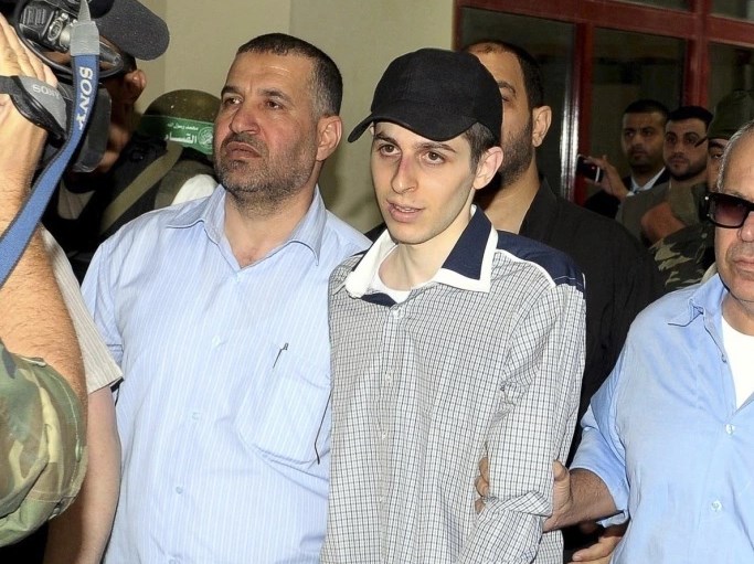 شاليط: جندي حي قيمته تختلف عن