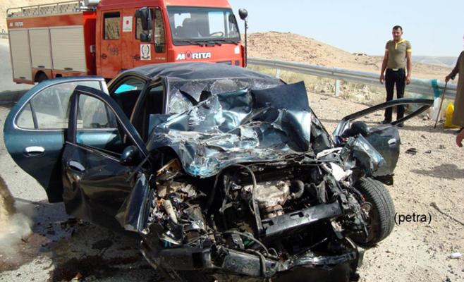 وفاتان بتدهور مركبة على الطريق الصحراوي