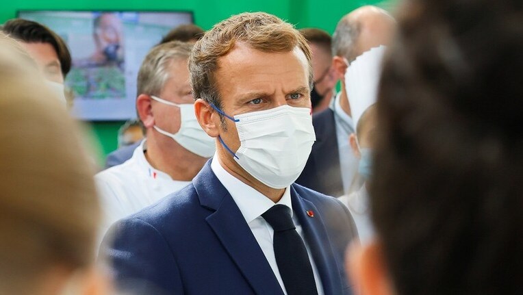 محتج يرشق الرئيس الفرنسي إيمانويل ماكرون