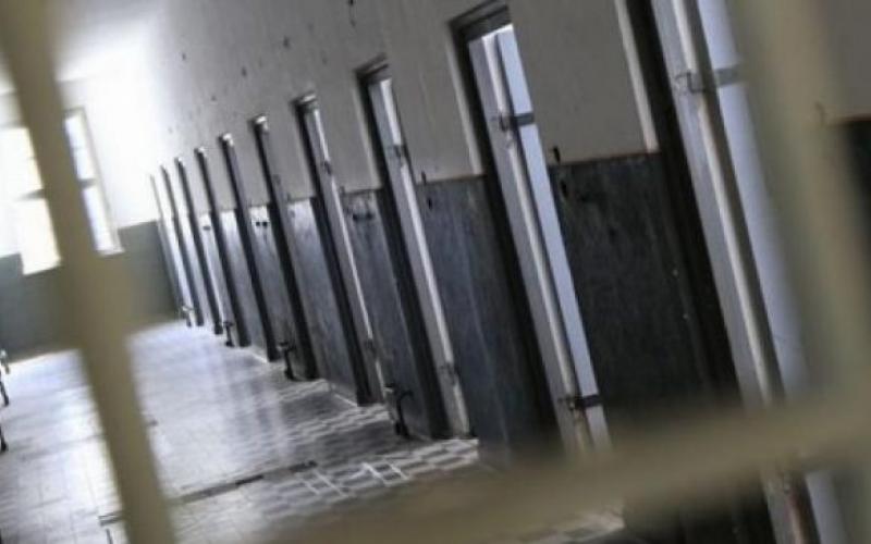 وضع موظفتين حكوميتين بالحبس لمدة خمس