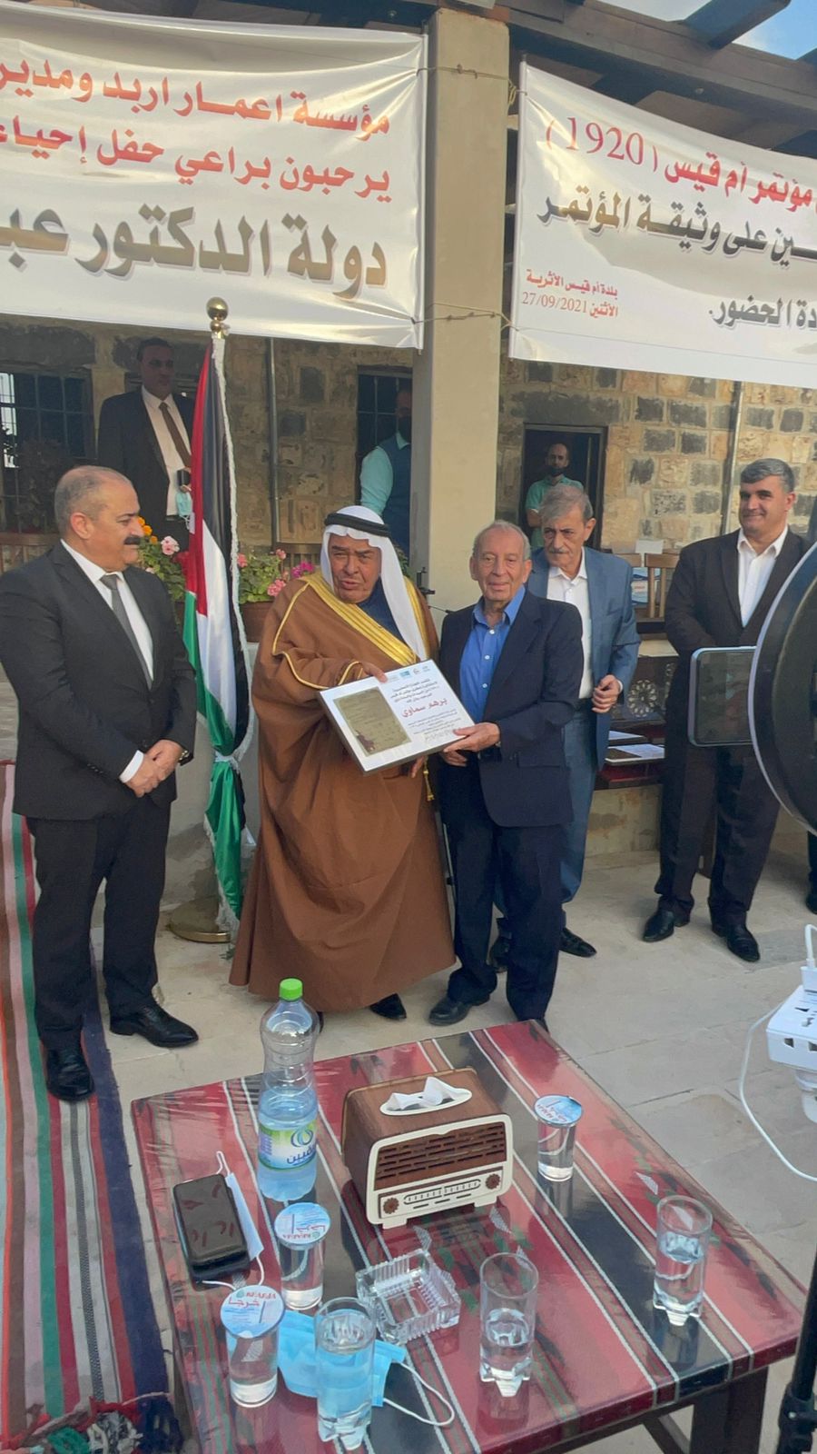 الروابدة يسلم سماوي درع مؤتمر ام