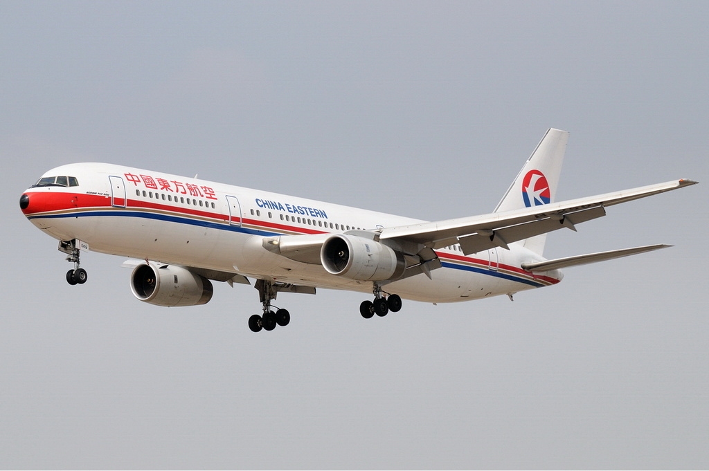 شاهد.. محرك إحدى الطائرات ينفجر بالجو..