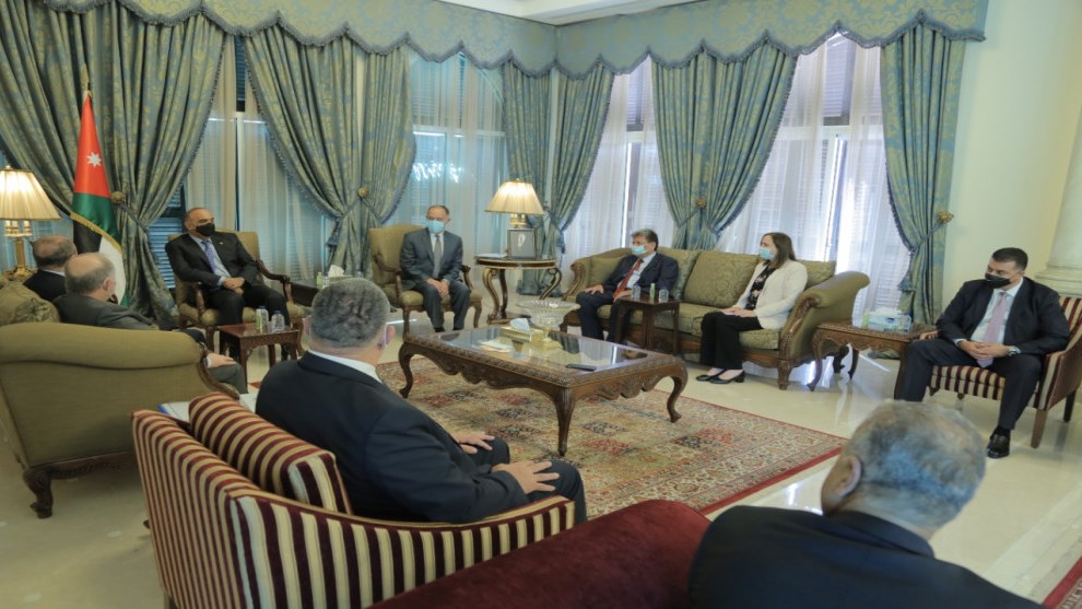 الخصاونة يلتقي الوفد السوري وهذا ما