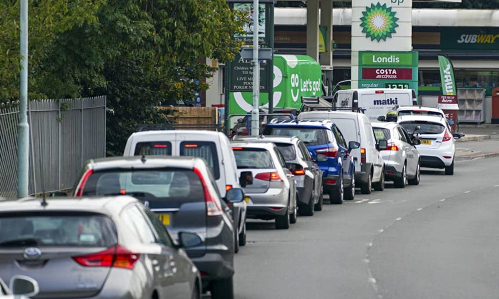 القصة الكاملة لفوضى محطات الوقود ببريطانيا..