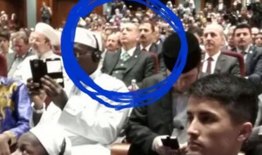 لماذا جلس أردوغان خلف حفظة القرآن؟