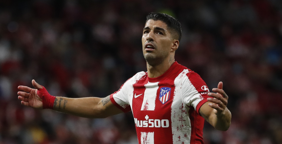 “عاملوني كطفل وأرسلوني للتدريب منفردا”.. سواريز