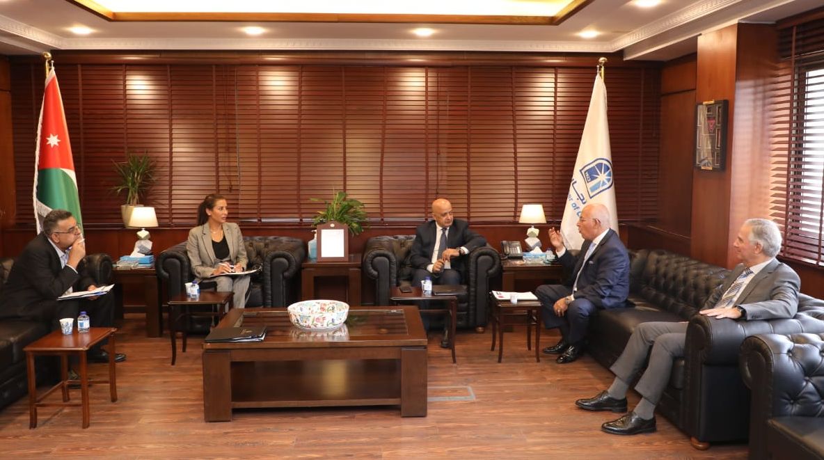 السفيرة غنيمات تزور تجارة عمان وتؤكد