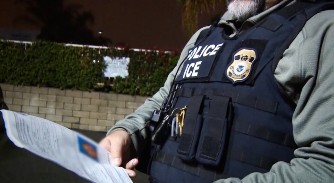 «أسود الشعر وبني العينين وبطول 183سم»..