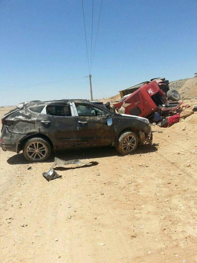 تدهور شاحنة محملة بالمركبات على الطريق