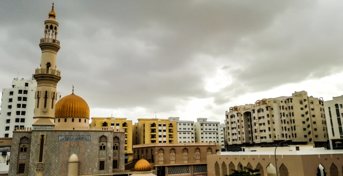 عمان تؤجل رحلات جوية بسبب الإعصار