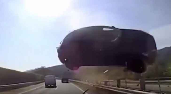 شاهد.. ’سيارة صاروخ‘ تصيب حافلة في