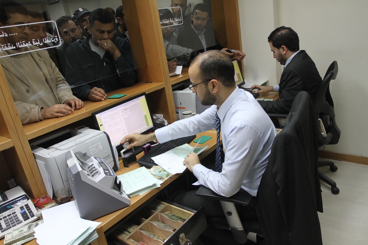 الحكومة تصرف رواتب الموظفين 21 الشهر