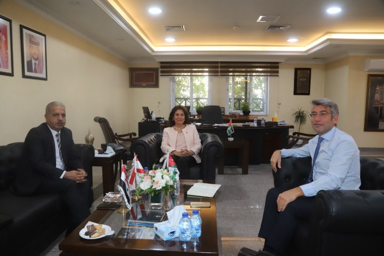 الأردن وسوريا ولبنان يتفقون على إيصال