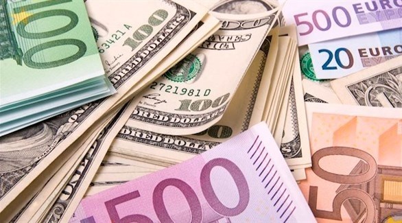 الدولار يستقر قرب قمة 14 شهرا