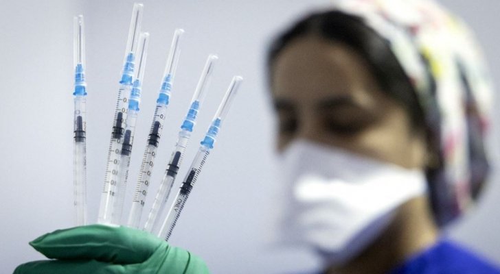 حسامي: لقاحات كورونا كبحت جماح الجائحة