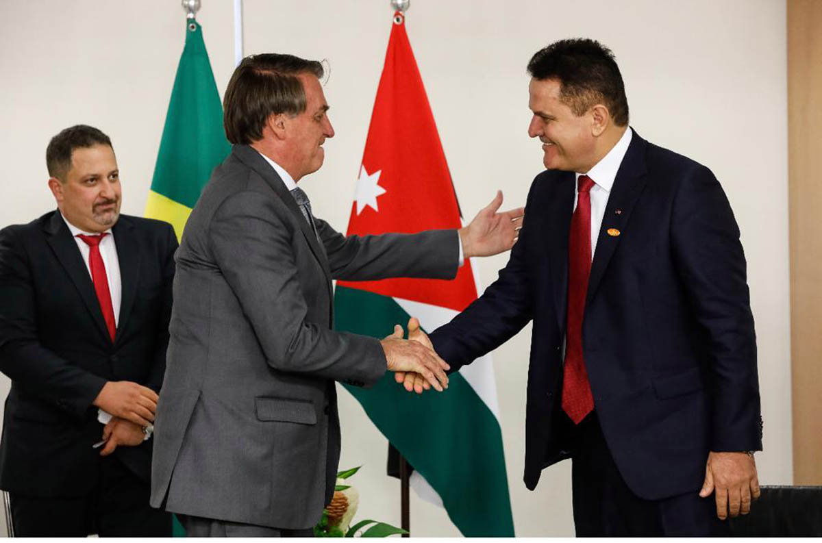 السفير مساعدة يقدم أوراق اعتماده للرئيس