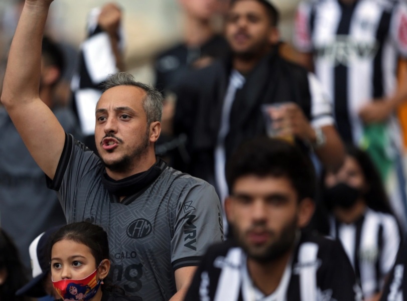 ركل رأس المهاجم بدل الكرة طرد