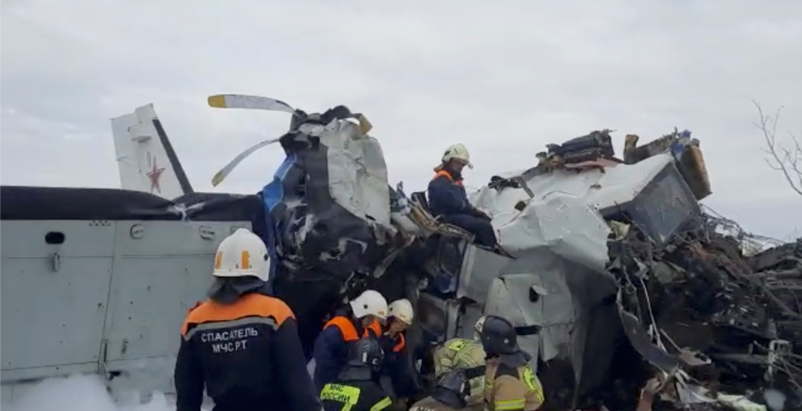 انشطرت إلى جزأين فيديو لتحطم طائرة