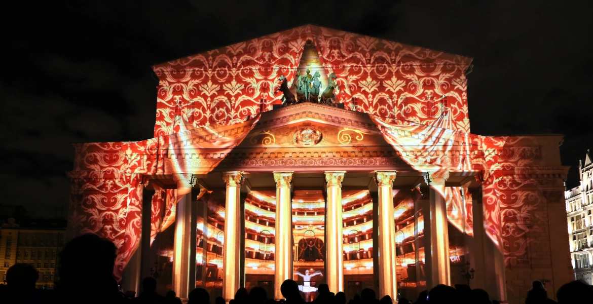 الديكور سقط عليه ودهسه مقتل فنان