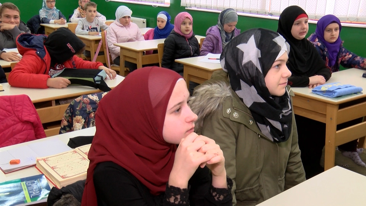 يتحدثون بها رغم أنها ليست لغتهم