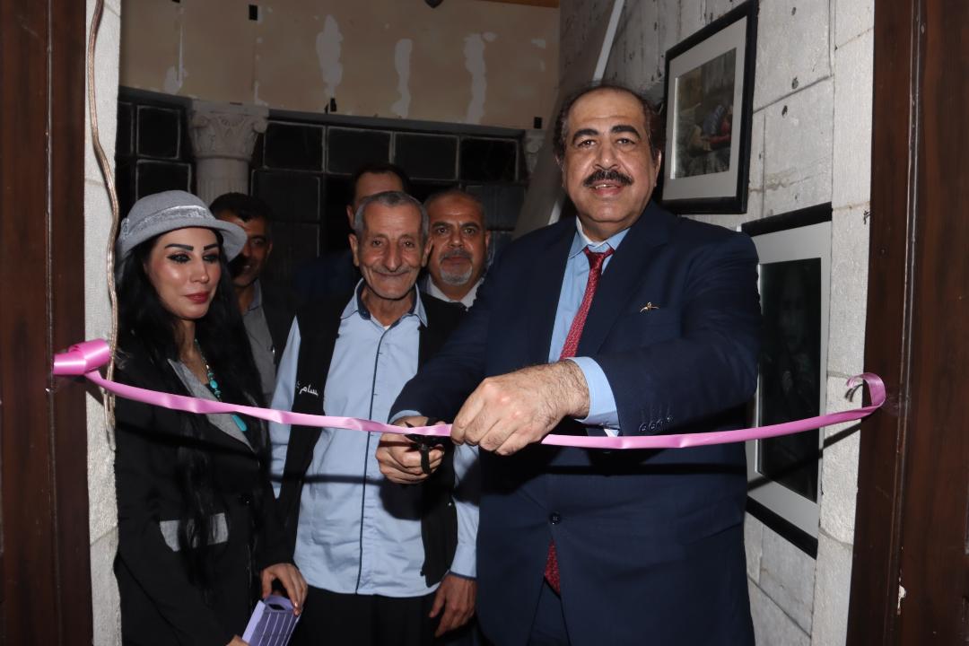 قشوع يفتتح المعرض الاول للزميل المصور