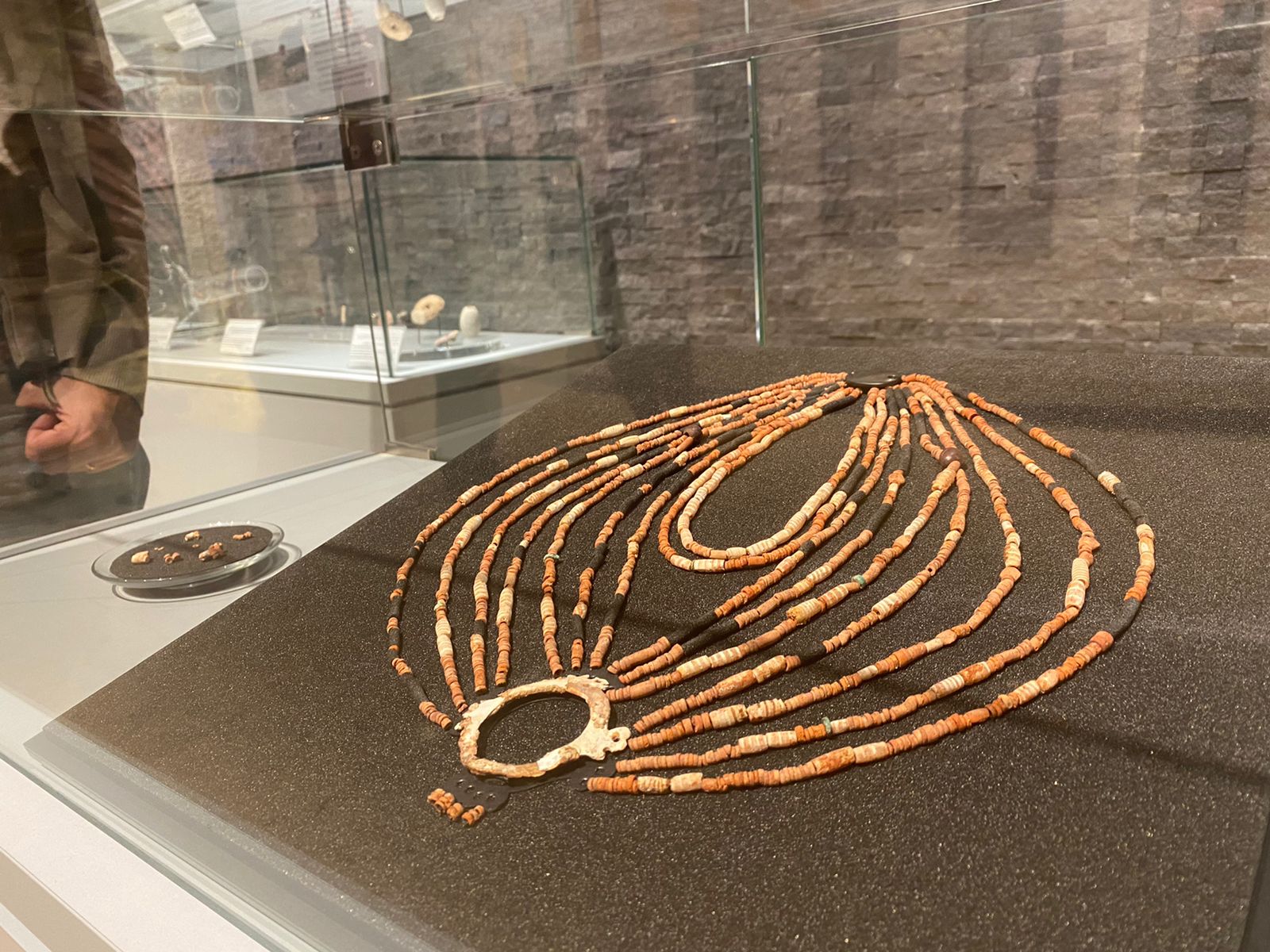 عقد لطفلة عمرها 9000 سنة يعرض