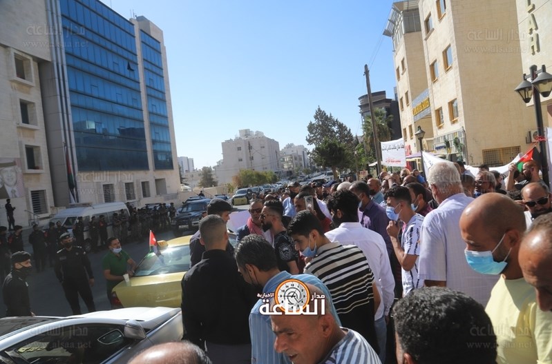 أمام وزارة النقل.. سائقو تاكسي الاستثمار