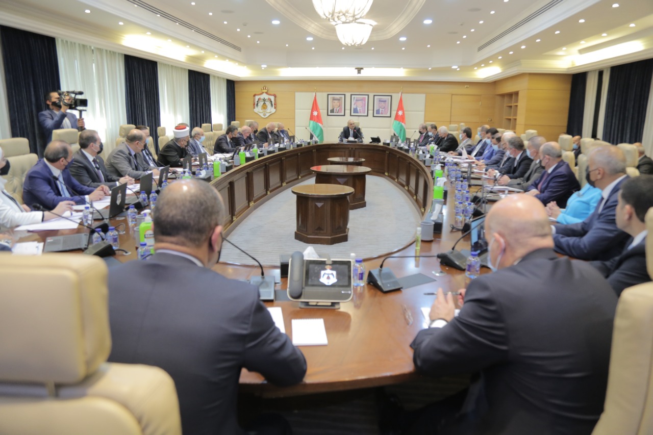 الخصاونة: الأولوية بجلب الاستثمار وتمكين القطاع