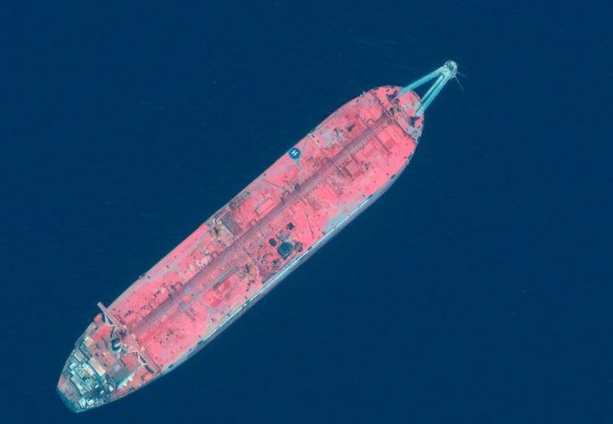 ناقلة نفط يمنية مهترئة تهدد السعودية..