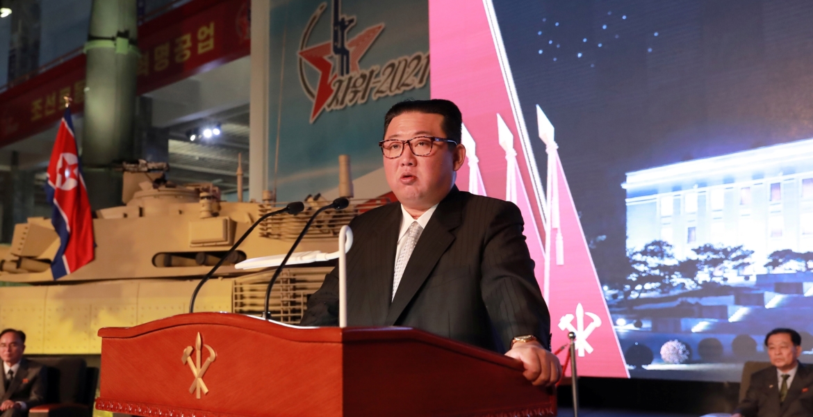 كيم جونغ يحيط نفسه بأكبر الصواريخ