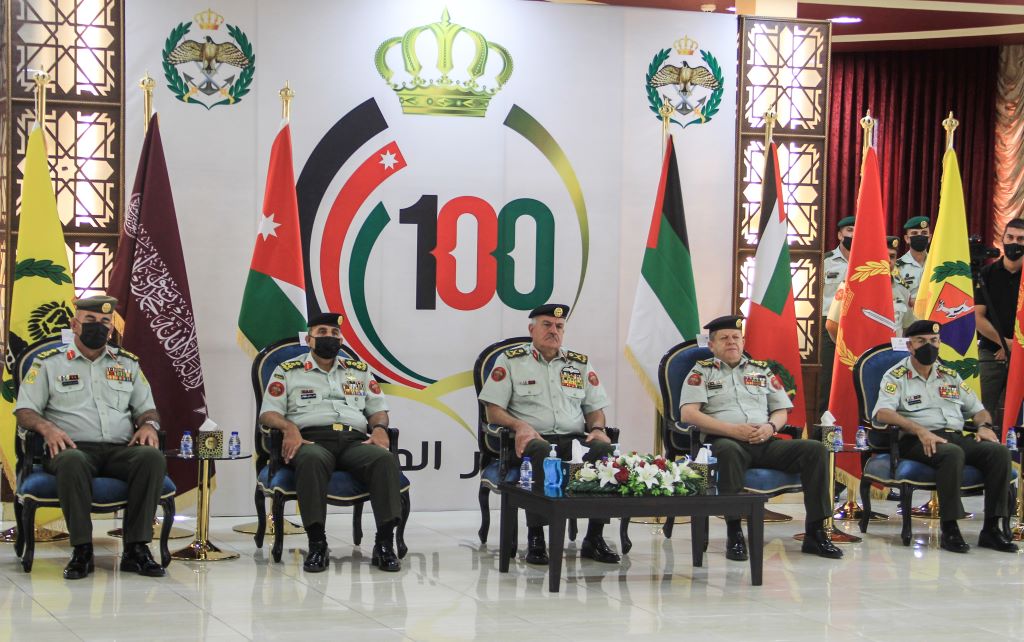 الحنيطي يقلّد كوكبة من ضباط الصف