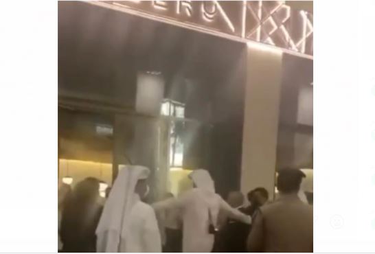 شاهد.. الملك وامير قطر في مطعم