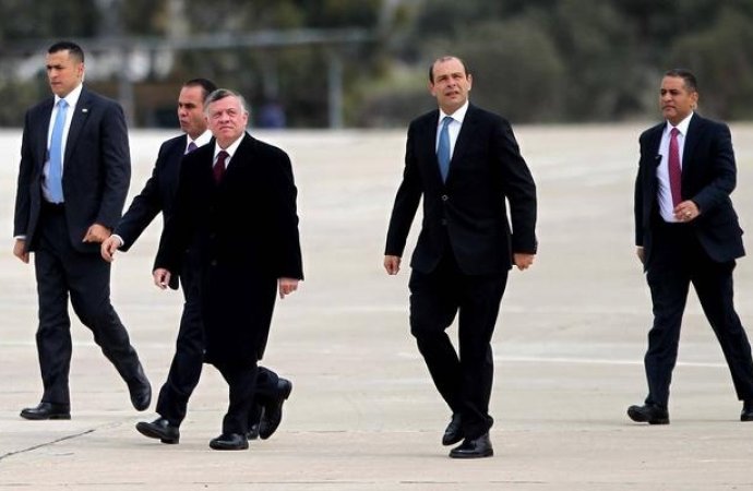 الملك يغادر أرض الوطن في زيارة