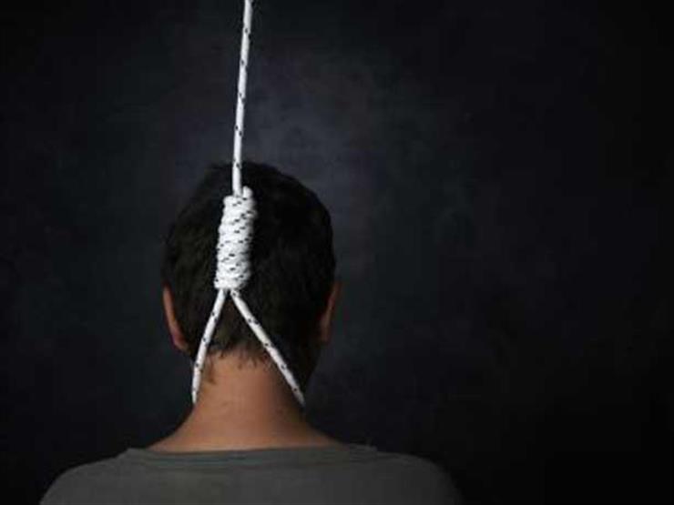 عشريني مشنوق أمام منزله في إربد..