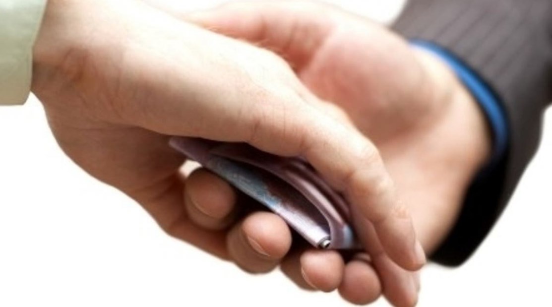 إدانة موظف ضريبي وشخص آخر بتهمة